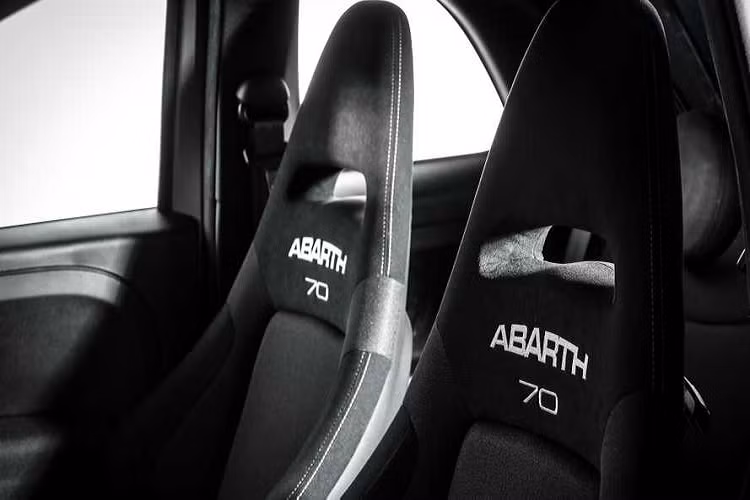 Hệ thống phanh trên Abarth 595 Pista bao gồm đĩa thông gió 284 mm ở bánh trước và đĩa phanh 240 mm ở bánh sau. Xe sở hữu hộp số tự động với lẫy chuyển số tay khi cần thiết.