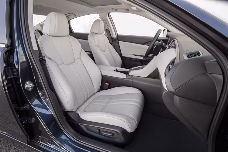 Honda Insight 2020 mới có các trang bị tiêu chuẩn như đèn pha LED, khởi động bằng nút bấm và gói an toàn Honda Sensing. Ở bản EX, xe có thêm hệ thống giải trí Display Audio tích hợp ứng dụng Apple CarPlay và Android Auto. Trong khi đó bản Touring được bổ sung da bọc cho ghế, ghế lái chỉnh điện 8 hướng và điều hướng Honda Satellite-Linked.