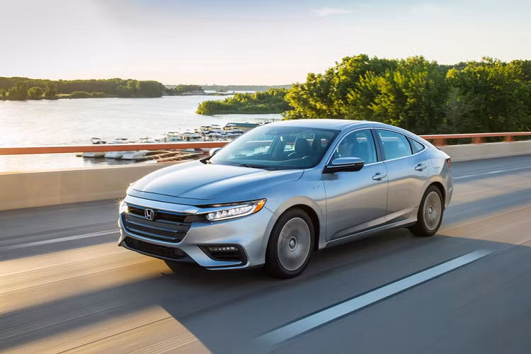 Hãng xe Nhật Bản vừa công bố bảng giá chi tiết cho mẫu sedan Honda hybrid Insight 2020 tại thị trường Mỹ. So với phiên bản 2019, xe được bổ sung nhiều nâng cấp đáng tiền, giá bán chỉ tăng nhẹ 100 USD. 