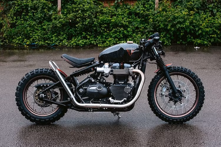 Nó tên gọi Dirt Bob, bản độ của Bevan Triumph tối giản hóa chiếc Bobber nguyên bản hơn nữa và khiến nó mang phong cách của xe "cào cào" bởi cặp ống xả chĩa cao và lốp gai. Trông đơn giản, nhưng bản độ này thực chất lại hướng tới hiệu năng vận hành khi được nâng cấp phuộc Fox và phanh Brembo.