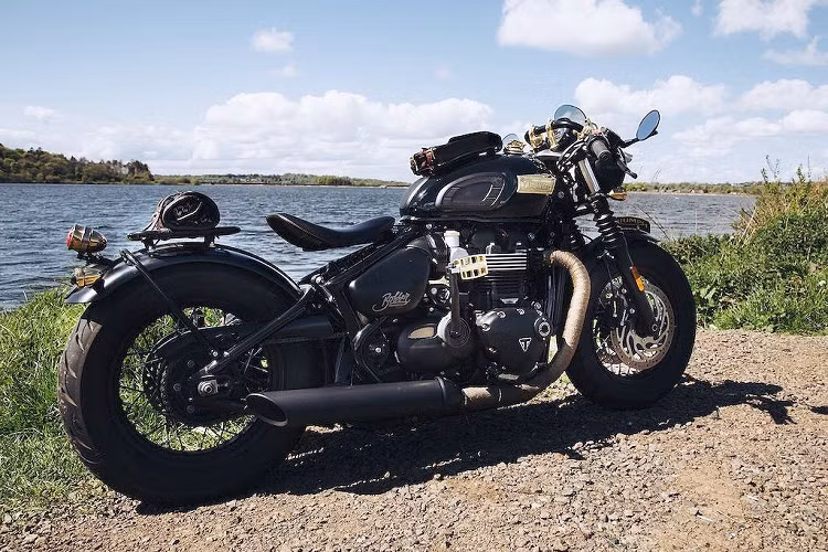 Phillip McCallen Motorcycles đã quyết định lấy chiếc Bobber Black bình thường và biến nó trở thành một mẫu xe tốc độ mang cảm hứng từ trước Thế chiến II, sử dụng một loạt các phụ kiện chính hãng của Triumph và nhiều điểm nhấn bằng đồng.