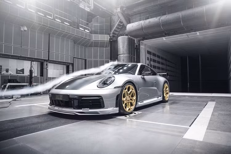 Bắt đầu với ngoại thất, Porsche 911 Carrera 4S 2020 được cập nhật nhiều bộ phận mới gồm cánh gió 5 mảnh phía trước tích hợp bộ chia gió khí động học và sơn hai tông màu, khe hút gió trên vòm bánh xe trước, ốp sườn sắc nét, bộ khuếch tán mạnh mẽ phía sau, cánh gió mái thể thao và một cánh lướt gió cố định phía đuôi.