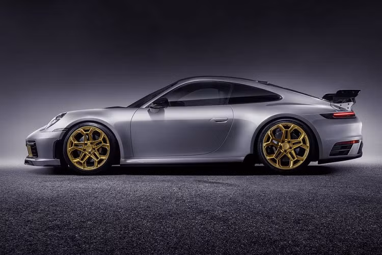 TechArt làm tròn những sửa đổi bên ngoài của 911 Carrera 4S 2020 bằng bộ bánh xe thiết kế mới dành riêng cho 911 thế hệ 992, đó là bộ vành TechArt Daytona II kích thước 20 inch phía trước và 21 inch phía sau. Những chiếc la-zăng được lấy cảm hứng từ các bánh xe cổ điển mà hãng độ từng dùng cho Porsche 996.