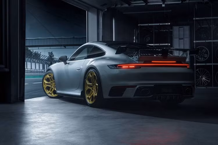 Đối với khách hàng muốn có một diện mạo tinh tế hơn nữa cho siêu xe Porsche 911 thế hệ mới, TechArt cung cấp thêm hệ thống cánh gió tự động triển khai, chủ xe có thể "cất" cánh gió đuôi đi khi thấy không cần thiết.
