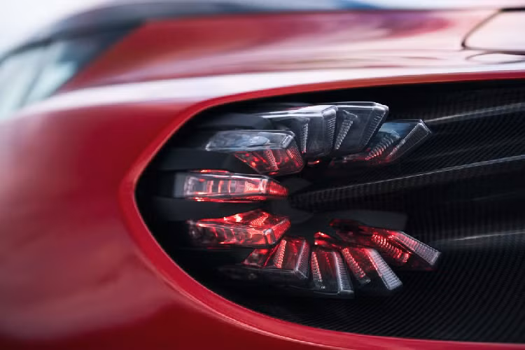 Aston Martin DBS GT Zagato mới sẽ có những chi tiết hoàn thiện bằng sợi carbon vô cùng đặc biệt, như lưới tản nhiệt trước. Phần lưới này được tạo thành từ 108 mảnh carbon dạng kim cương, có khả năng đóng lại khi xe dừng và mở ra để làm mát động cơ khi xe di chuyển.