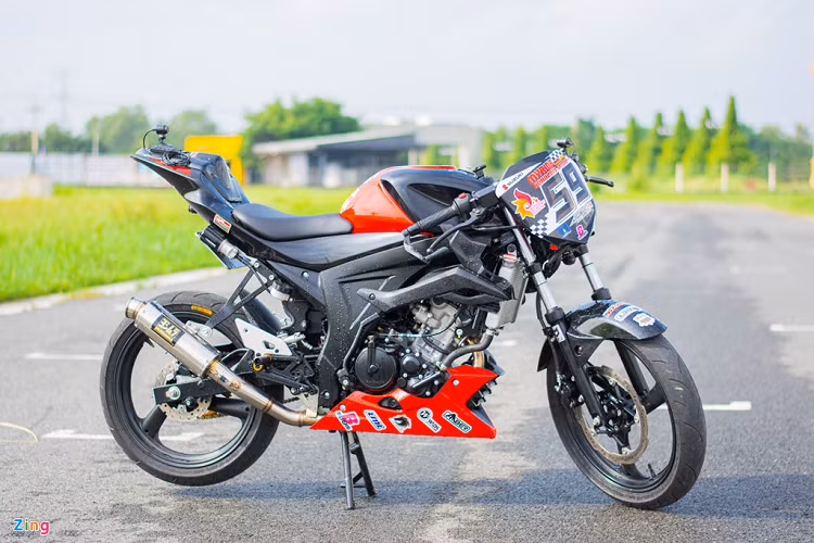 Sinh ra với hình dáng là một chiếc naked bike nhưng chiếc xe máy Suzuki GSX-S150 trong bài viết đã được chủ nhân thiết kế lại với phong cách của một chiếc xe đua sport bike thực thụ. Hầu hết phụ kiện trên xe đến từ các hãng phụ kiện xe có tiếng và được đặt từ nước ngoài mang về. 