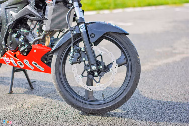 Dàn chân của xe sử dụng mâm đến từ hãng TZM với đường kính tương tự mâm nguyên bản. Nhằm tăng thêm độ ổn định cho xe, chủ nhân đã chi 550 USD, tương đương 12,7 triệu đồng, để trang bị cặp giảm xóc trước MJP có khả năng điều chỉnh các thông số. 