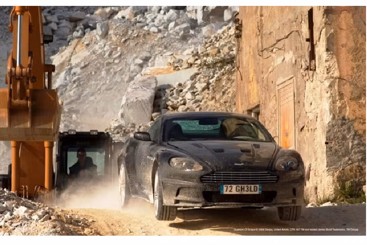 Quantum Of Solace - tập phim James Bond thứ hai Daniel Craig thủ vai chính. Ngay phần đầu là cảnh Bond phá hủy chiếc DBS màu đen. Chiếc Land Rover mang phong cách cổ điển và một chiếc Ford Edge màu đen sử dụng nhiên liệu hydro xuất hiện trong phần còn lại của phim. Ngoài ra phim còn có sự xuất hiện của “con bọ” Volkswagen Beetle.