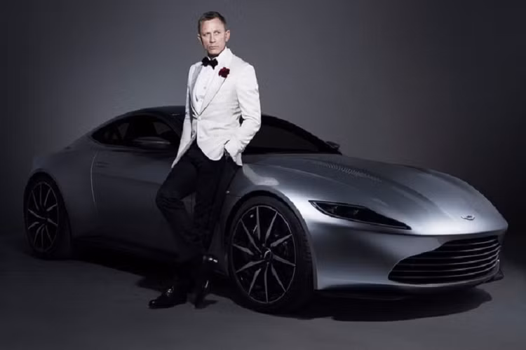 Spectre - trái với Skyfall, tập này quy tụ nhiều “Bond car", đáng chú ý là sự xuất hiện của concept Aston Martin DB10 trong cảnh truy đuổi trên sông Tiber (Rome). Khi đó, Bond đang bị Hinx (Dave Bautista thủ vai) săn đuổi bằng siêu xe Jaguar CX-75. Cả hai mẫu xe này đều ở dạng prototype và chưa được sản xuất. Một chiếc Land Rover Defender đời trước cũng xuất hiện trong cảnh quay trên tuyết khi Bond đuổi theo chiếc máy bay hạ cánh xuống sườn núi.