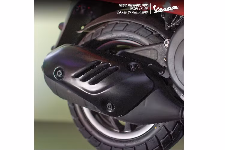 Giống như Vespa LX 125 iGet từ năm 2017 tới nay, đời xe 2019 tiếp tục sử dụng động cơ xi-lanh đơn 3 van, 4 kỳ phun xăng điện tử iGet thế hệ mới, có công suất 7,9kW và mô-men xoắn 10,4Nm. Vốn đã hoạt động êm ái hơn các thế hệ máy cũ của Piaggio, động cơ này trên Vespa LX 125 iGet 2019 còn ít truyền độ rung lên người ngồi phía trên hơn nữa nhờ thiết kế gắp mới của chiếc xe.