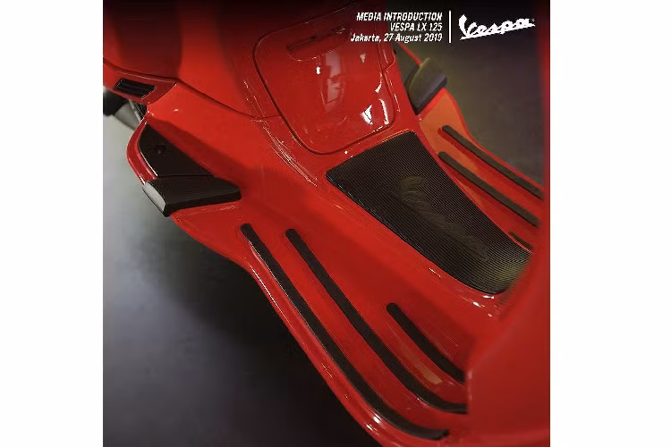 Tương tự như các "đàn em" Vespa Primavera hay Sprint. Thay đổi này cũng dẫn tới các cùm công tắc mới được tích hợp nút chỉnh đồng hồ. Ở bên dưới hộc để găng tay, Vespa LX 125 iGet 2019 có thêm một cổng USB để sạc các thiết bị điện tử cá nhân.