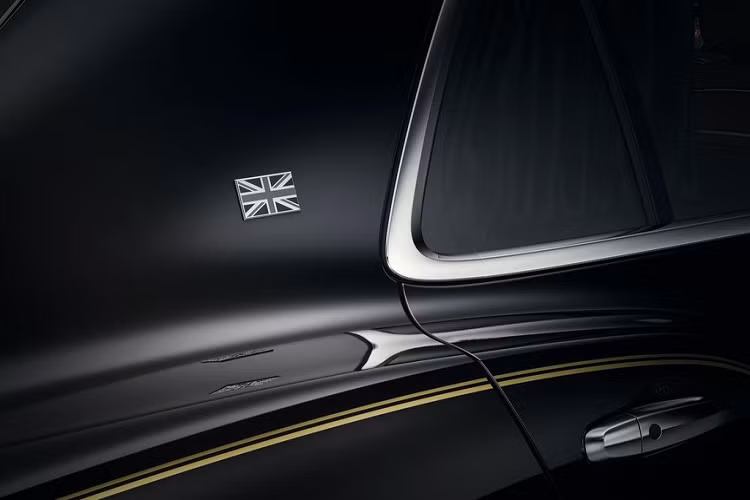 Tiếp tới, ở ngoại thất của Bentley Mulsanne phiên bản dành cho thị trường Trung Quốc còn gây ấn tượng nhờ trang bị mâm 14 chấu kích thước 21 inch to bản, đây là một trang bị mà phiên bản tiêu chuẩn sẽ không có.