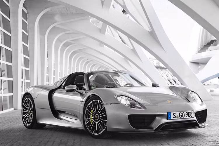 Porsche 918 Spyder - Thời gian: 9,8 giây, tốc độ cán đích 233 km/h. Là một trong ba mẫu xe thuộc bộ ba hypercar hybrid mạnh nhất thế giới, Porsche 918 Spyder có khả năng tăng tốc từ vị trí đứng yên lên 100 km/h trong 2,6 giây. Xe sử dụng động cơ V8 4,6 lít, tăng áp kép, sản sinh công suất 608 mã lực, kết hợp với đó là hai mo-tơ điện, giúp xe đạt tổng công suất lên tới 887 mã lực. Porsche chỉ sản xuất đúng 918 chiếc Porsche 918 Spyder.