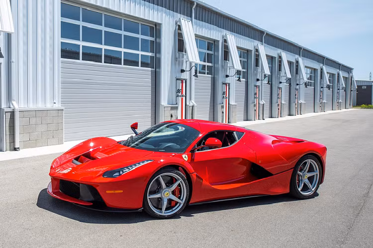 Siêu xe Ferrari LaFerrari. Thời gian: 9,8 giây, tốc độ cán đích 240 km/h. Mảnh ghép cuối cùng của “holy trinity” là Ferrari LaFerrari. Giống với hai mẫu hypercar nói trên, LaFerrari cũng là một chiếc hybrid hypercar, tuy nhiên, xe lại sử dụng động cơ V12 hút khi tự nhiên thay vì V8 tăng áp kép. Tổng công suất mà động cơ V12 cùng động cơ điện trên xe tạo ra ở mức 950 mã lực và 900 Nm mô-men xoắn.