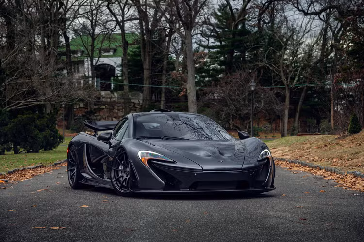 Mclaren P1 - Thời gian: 9,8 giây, tốc độ cán đích 239 km/h. Bên cạnh Porsche 918 Spyder, Mclaren P1 là mẫu hypercar hybrid tiếp theo thuộc bộ ba “holy trinity”. P1 cũng là sản phẩm hypercar đầu tiên của Mclaren, mở ra kỷ nguyên sản xuất siêu xe hàng hoạt của hãng xe này. Xe sử dụng động cơ V8 tăng áp kép, dung tích 4.0 lít kết hợp cùng mô-tơ điện, cho công suất cực đại 903 mã lực và 980 Nm mô-men xoắn.