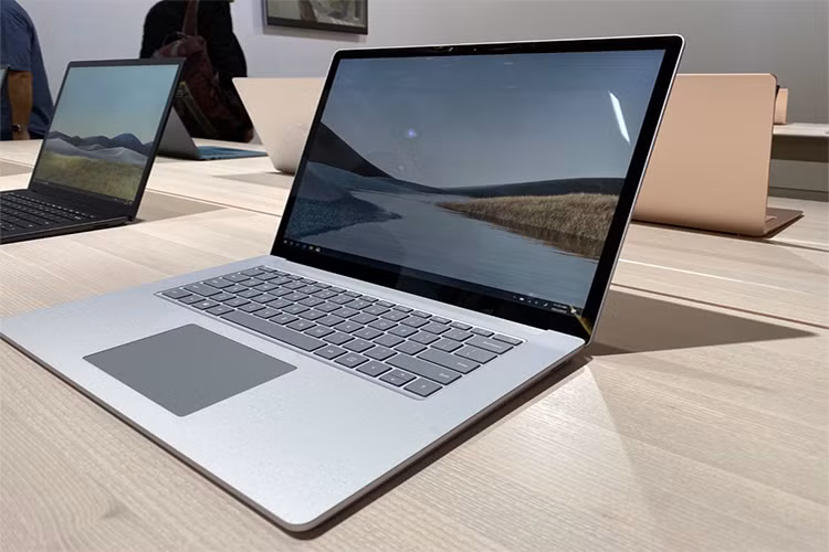 Microsoft cho biết cả hai model này có thời lượng sử dụng pin tối đa 11,5 tiếng. Đồng thời, máy cũng hỗ trợ công nghệ sạc nhanh, cho phép sạc 0-80% trong chưa đầy một giờ.