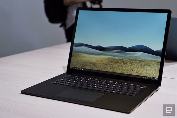 Mẫu máy tính Microsoft Surface Laptop 3 sẽ được bán ra từ ngày 22/10 với 4 tùy chọn màu sắc gồm đen, bạc, vàng và xanh. Model 13,5 inch có giá bán khởi điểm 999 USD, trong khi mức giá của phiên bản 15 inch từ 1.199 USD. Bộ đôi này sẽ cạnh tranh trực tiếp với MacBook Air phiên bản 2019 của Apple.