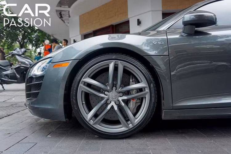 Hệ thống phanh cũng được thay mới với hệ thống phanh đĩa carbon ceramic được lấy từ phiên bản Audi R8 V10 Plus 2015 giúp gia tăng tính an toàn cho mẫu xe gần 10 năm tuổi này.