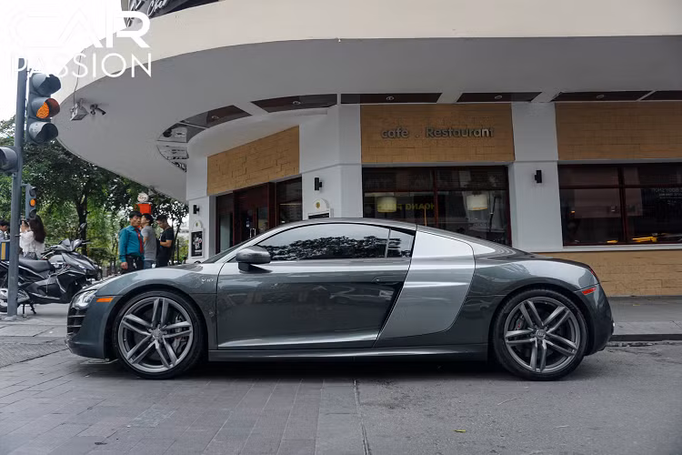 Audi R8 V10 sử dụng nhiều vật liệu nhựa trong việc chế tạo thân xe giúp tổng trọng lượng xe chỉ ở mức 1.570 kg khi được trang bị hộp số S Tronic và còn giảm thêm 5 kg nữa nếu chủ nhân chọn hộp số R Tronic. Phần ốp hông xe cũng được làm bằng nhựa thay cho sợi carbon tùy chọn.
