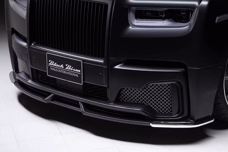 Trong đó, thay đổi đáng kể nhất đó là Wald International đã thay cho Phantom VIII cản trước và sau mới với các cánh khí động học cùng hốc gió lớn hơn một chút. Ở hai bên thân xe, hãng cũng đã gắn thêm các tấm ốp nẹp bên dưới.