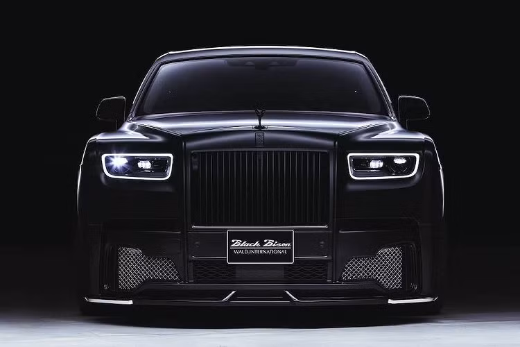 Không chỉ có vành ngoài mạ chrome tương tự các đường nẹp bodykit, bộ mâm này khi kết hợp với gói độ thân xe Black Bison còn tạo "ảo giác" như thể gầm của Phantom VIII được hạ sát đất, dù Wald International không thay đổi bất kỳ chi tiết nào của hệ thống treo khí trên xe nguyên bản.