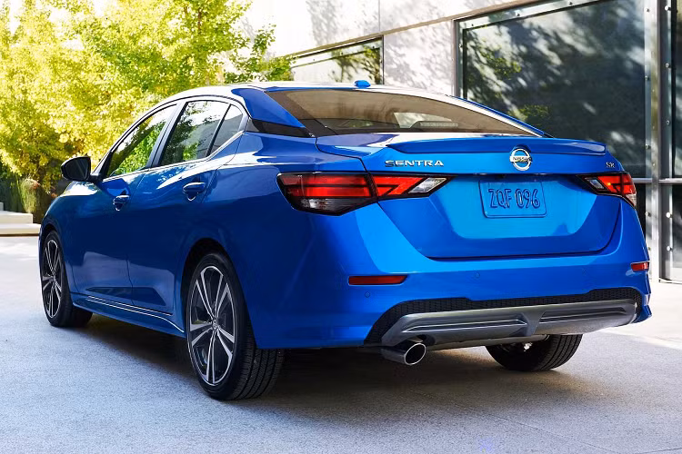Giá xe Nissan Sentra 2020 cho các phiên bản bao gồm; Sentra S $19,090 (tương đương 442 triệu đồng), Sentra SV $20,270 (tương đương 470 triệu đồng), Sentra SR $21,430 (tương đương 497 triệu đồng).
