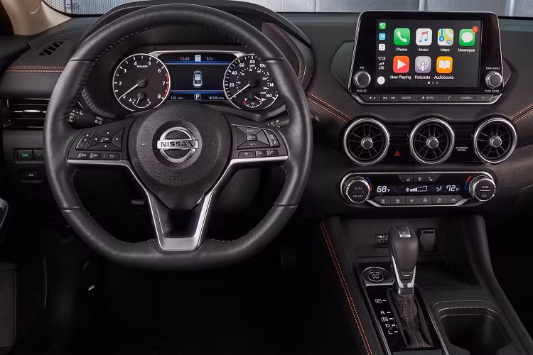 Ở mọi phiên bản Sentra 2020, Nissan cung cấp động cơ 4 xy-lanh thẳng hàng (I4) dung tích 2.0 lít hút khí tự nhiên nhằm thay thế cho động cơ 1.8 lít cũ. Động cơ mới cho công suất 149 mã lực và mô-men xoắn cực đại 197Nm. Sức mạnh được truyền xuống cầu trước (FWD) thông qua hộp số tự động biến thiên vô cấp X-tronic.