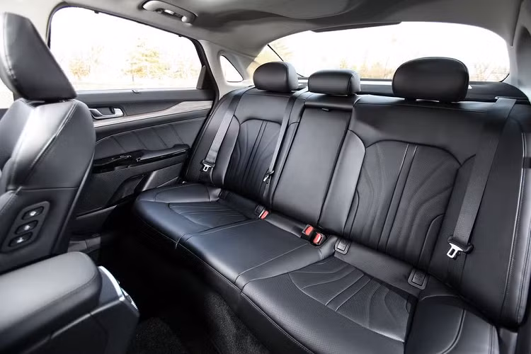 Không gian cabin của Kia Optima/K5 2021 là một trong những điểm nhận được rất nhiều sự quan tâm từ người dùng. Khoang cabin của xe mang hơi hướng thiết kế hiện đại và cao cấp với cách bố trí mọi chi tiết hợp lý, thuận mắt. Xe được trang bị sẵn một màn hình công-tơ-mét LCD 12.3 inch cùng màn hình giải trí 10.3 inch nối liền, tạo cảm giác tương đồng với những mẫu xe sang trọng từ phương tây.