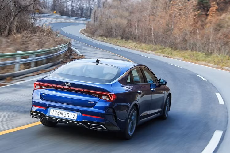 So với "người tiền nhiệm", Kia Optima/K5 2021 sở hữu một phong cách thiết kế hoàn toàn mới, mang đậm giá trị mà Kia đang theo đuổi. Kiểu thiết kế trên Kia Optima/K5 2021 được đánh giá là khá cầu kỳ với nhiều chi tiết bắt mắt như bộ lưới tản nhiệt hình mũi hổ thế hệ mới, hệ thống đèn pha LED với đèn định vị thanh mảnh cùng tạo hình ấn tượng.