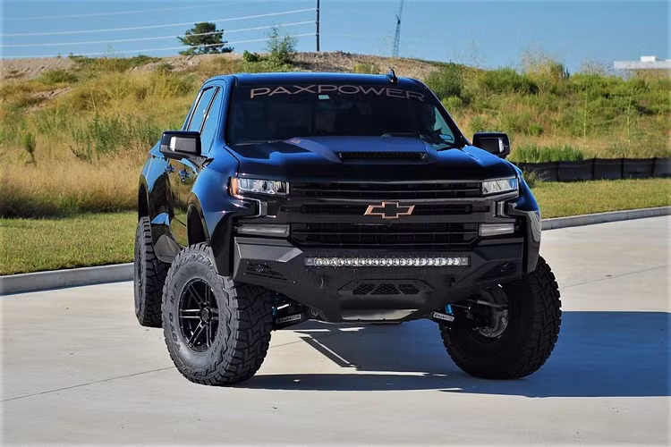 Nếu đòi hỏi 1 chiếc bản tải xứng tầm với Raptor, bạn sẽ phải tiêu tốn thêm 10,000 đô la (tương đương 232 triệu đồng) cho Giai đoạn 2. Ngoài những trang bị kể trên, chiếc xe sẽ trở nên phô trương với bộ chắn bùn với kích thước lớn hơn 3.5 inch so với trang bị nguyên bản.