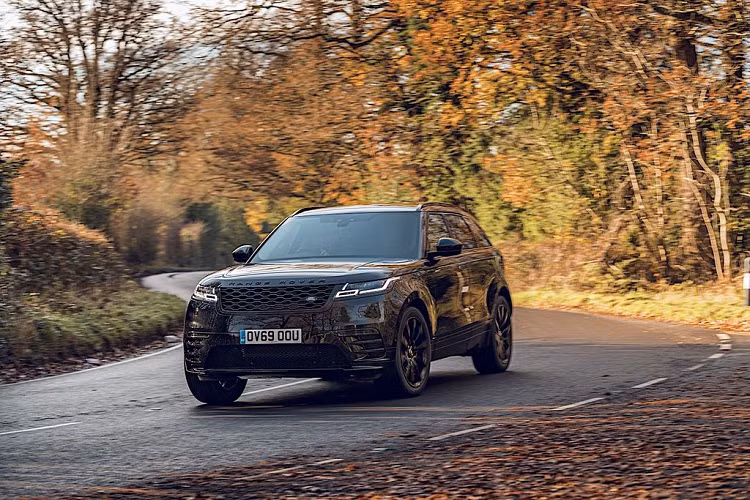 Khoang nội thất trên Range Rover Velar R-Dynamic Black cũng toát lên một vẻ đẹp chỉn chu và sang trọng, nổi bật với 2 tone màu đen – kem mà hãng gọi với cái tên “Ebony Morzine”. Trong khi cụm vô lăng được tích hợp hệ thống sưởi, ghế ngồi xuất hiện với bề mặt đục lỗ, tạo vẻ khỏe khoắn cho không gian tổng thể.