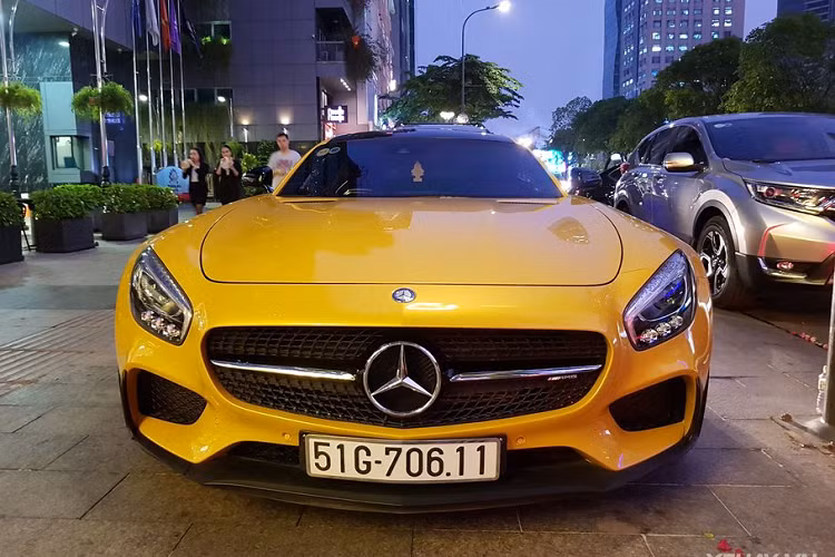 Trái tim của AMG GT S Edition 1 là khối động cơ V8, tăng áp kép, dung tích 4.0L cho công suất tối đa 510 mã lực và mô-men xoắn 650 Nm. Sức mạnh được truyền tới bánh thông qua hộp số ly hợp ké 7 cấp. Xe chỉ mất 3,8 giây để tăng tốc từ 0-100km/h trước khi đạt vận độ tối đa 310km/h.