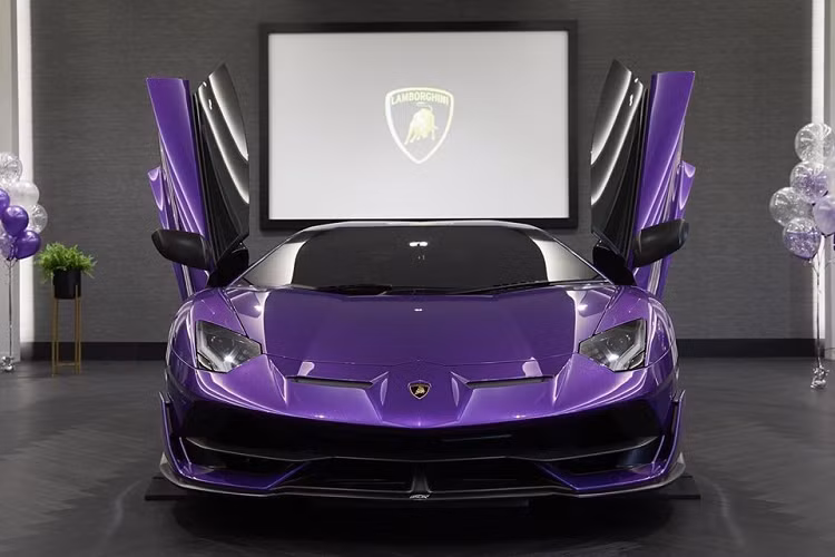 Sau khi bàn giao cặp đôi siêu xe Lamborghini Aventador SVJ đầu tiên và thứ hai cho giới nhà giàu ở Thái Lan, đại lý siêu xe Lamborghini ở đây đã tiếp tục tổ chức buổi trao chìa khoá siêu xe Lamborghini Aventador SVJ thứ 3 cũng là chiếc cuối cùng cho các doanh nhân Thái.