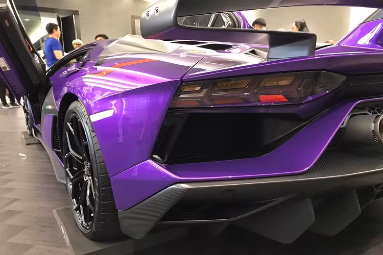 Ở cả 3 chiếc Lamborghini Aventador SVJ về Thái Lan đều có ký hiệu 1di900 gần cửa kính xe. Thực tế trên thế giới còn có 63 chiếc siêu xe Lamborghini Aventador SVJ khác được sản xuất với ngoại thất có thêm logo 63 để nhận biết so với bản tiêu chuẩn. Bọc chìa khoá của siêu xe Lamborghini Aventador SVJ thứ 3 tại Thái Lan cũng mang màu tím. Cận cảnh vẻ đẹp của Lamborghini Aventador SVJ thứ 3 tại Thái Lan.