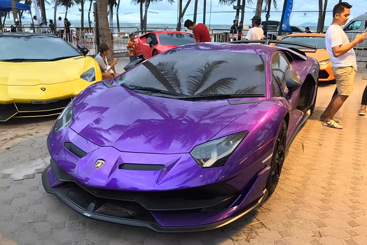 Mô-men xoắn cực đại của Aventador SVJ cũng được nâng cấp thêm 30 Nm lên mức 720 Nm so với các dòng siêu xe Aventador còn lại. Đáng tiếc thay là thời gian tăng tốc từ vị trí xuất phát lên 100 km/h của Lamborghini Aventador SVJ không thể thấp hơn con số 2,8 giây của "đàn anh" Lamborghini Aventador SV tạo ra. Vận tốc tối đa của siêu xe hàng hiếm mới ra mắt cũng dừng lại ở con số 350 km/h.
