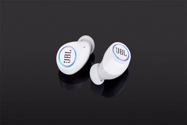 JBL Free X (3,5 triệu đồng) - Model này có thiết kế ôm tai, hướng tới người hay vận động, khả năng chống nước iPX5. Tai nghe có thể phát nhạc liên tục trong 4h, vỏ sạc cung cấp thêm 20 tiếng hoạt động cho Free X. Model này còn được trang bị sạc nhanh với 15 phút sạc cho 1 tiếng sử dụng.