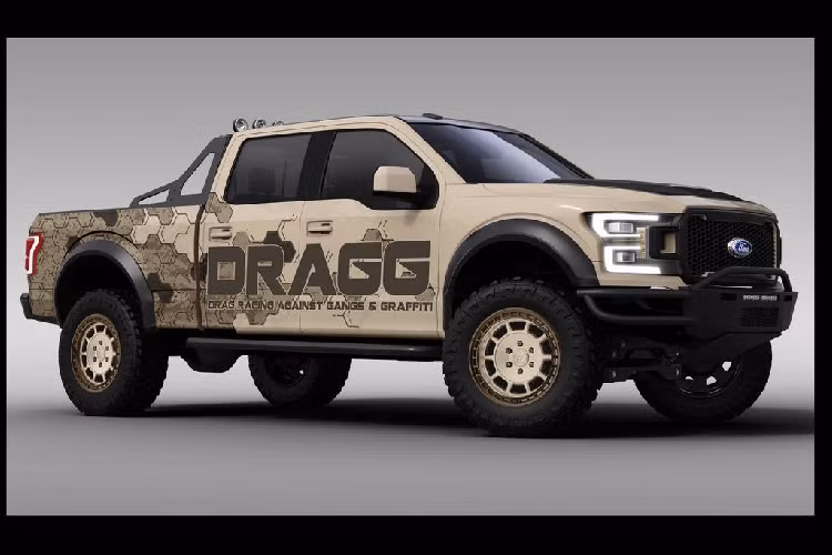Được hướng tới là một mẫu xe bán tải với khả năng off-road đỉnh cao, Ford F-150 Lariat Sport SuperCrew 4x4 còn được gọi với cái tên là "Người hùng sa mạc" nhờ dàn áo màu cát cháy độc đáo. So với phiên bản tiêu chuẩn, Ford F-150 Lariat Sport SuperCrew 4x4 đã được nâng cấp lên nhiều trang bị xịn xò như giảm xóc Fox, mâm xe 20 inch cùng lốp chuyên dụng BFoodrich All-Terrain KO2, giá đuôi, cản trước sau mới, giá đỡ lốp dự phòng, đèn phụ...