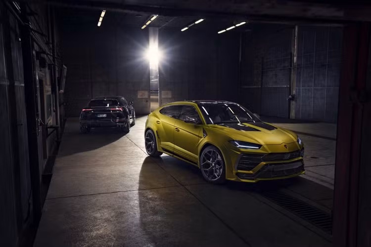 Việc hạ thấp thân siêu SUV Lamborghini Urus cũng được hãng độ này thực hiện ở hai bên sườn xe. Ca-pô được nâng cấp với hai hốc gió bằng sợi carbon được gia công đặc biệt trong khi phía sau, một cánh gió nhỏ phía trên đuôi xe được trang bị cùng bốn chụp ống xả được thay mới.