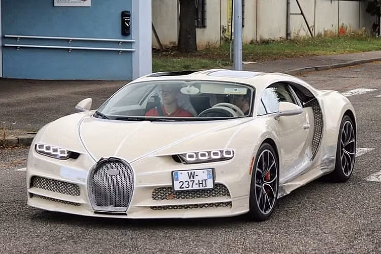 Hiện tại chỉ còn chưa tới 100 chiếc Chiron nữa chờ xuất xưởng. Đối với một chiếc Bugatti Chiron bản tiêu chuẩn, giá khởi điểm của chúng là khoảng 2,9 triệu đô la cho mỗi chiếc.