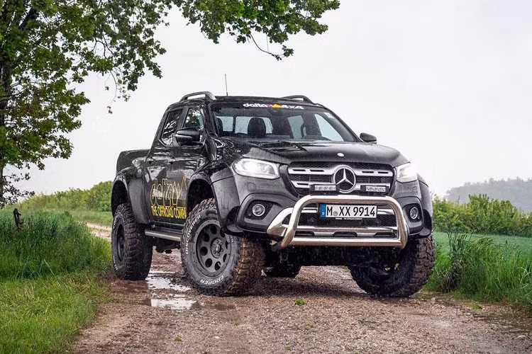 Với bản độ mới đầy tinh thần của những chiến binh off-road, nâng cấp quan trọng nhất của bán tải Mercedes-Benz X-Class mới chính là hệ thống treo mới giúp tăng đáng kể chiều cao thân xe, đảm bảo vượt qua các địa hình đất đá hiểm trở nhất.