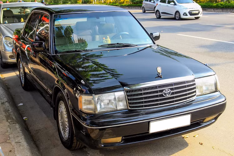 Mẫu xe sedan Toyota Crown Royal Saloon xuất hiện ở Việt Nam vào thập niên 90 của thế kỷ trước. Đa phần được dùng làm phương tiện đưa đón cán bộ cấp cao. Đến nay, lượng xe này còn rất ít. Chiếc xe trong ảnh của một người chơi xe ở Hà Nội. 