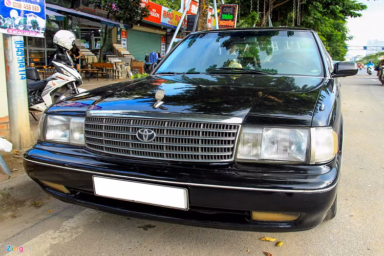 Toyota Crown Royal Saloon 1995 dùng đèn pha halogen. Các chi tiết ngoại thất được thiết kế bằng các đường thẳng, không mềm mại như đại đa số ôtô hiện nay. Crown phiên bản mới vẫn được Toyota sản xuất nhưng chỉ cung cấp cho thị trường Nhật Bản. 