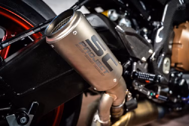 Cả hai xe đều được trang bị hệ thống xả dành cho xe đua của SC Project nhưng VTR Customs cũng chuẩn bị sẵn cho chủ mới của xe hệ thống xả hợp lệ cho đường thường. Cả hai chiếc BMW đều đã tìm được chủ mới. Chiếc XR thì được mua lại tại Triển lãm mô tô Thụy Sỹ còn chiếc RR cũng được sang tên vài ngày sau đó.