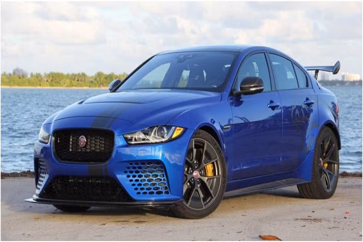 Dựa trên chiếc bốn cửa Jaguar XE hạng trung, Jaguar XE SV Project 8 được tạo ra như một phiên bản hiệu suất cao của Jaguar XE. Chiếc xe này chỉ mất 7 phút 21,2 giây để hoàn thành 1 vòng tại đường đua Nurburgring.