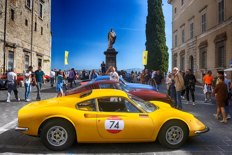 Cuộc diễu hành của những chiếc Ferrari cổ điển đã thu hút được khá nhiều sự chú ý của nhiều người, bất chấp sự xuất hiện của cơn mưa lớn.