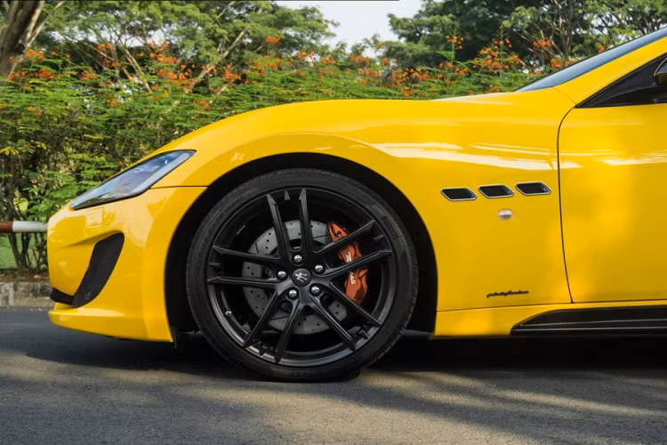 Không những tỏa sáng với ngoại thất vàng Giallo GranTurismo, khoang nội thất cũng gây ấn tượng với phối màu trắng-xanh tinh tế. Với việc là sản phẩm của một thương hiệu xe hơi hạng sang, không quá khó hiểu khi các vật liệu được áp dụng trong quá trình chế tạo khoang nội thất đều mang chất lượng tốt nhất.