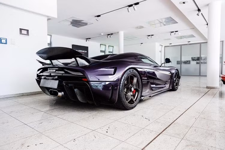 Phía đại lý cho biết chiếc Koenigsegg Regera hàng hiếm này chỉ mới đi được 100 km. Siêu xe gây ấn tượng với họa tiết sọc vàng trên mui và cửa xe, nổi bật trên nền sợi carbon tím. Bên cạnh đó, mâm xe cũng được làm từ sợi carbon, phía sau là kẹp phanh đỏ.
