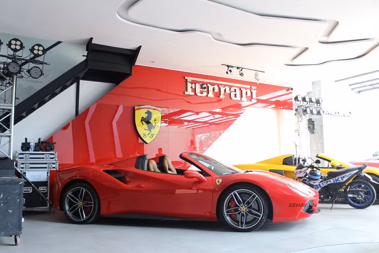 Dàn siêu xe trăm tỷ hùng hậu xuất hiện trong showroom bao gồm; Ferrari 488 Spider, Audi R8 V10 Plus, McLaren 720S, Rolls-Royce Ghost, McLaren 650S Spider với một chiếc đã độ Liberty Walk.
