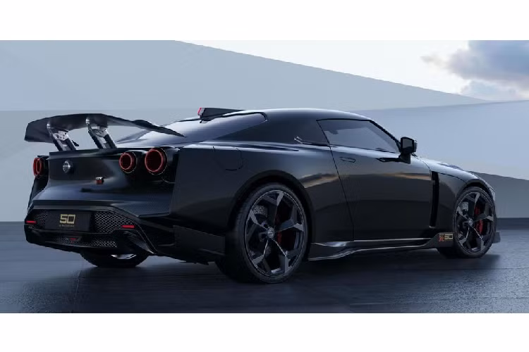 Cùng với công bố đầy hứng khởi này, hãng xe ôtô Nissan cũng đã phát hành hình ảnh đầu tiên của GT-R50 phiên bản sản xuất.