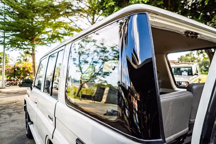 Tuy nhiên để giúp chiếc Land Cruiser cổ trở nên tiện nghi và hiện đại hơn, xưởng đã lắp cho xe hệ thống giải trí với màn hình cảm ứng như các dòng ô tô hiện đại. Hệ thống này giúp chủ xe có thể phát nhạc từ các thiết bị thông minh và giải trí trên mỗi cung đường, thay vì phải dựa vào nguồn băng hay CD như những chiếc xe đời cũ khác.